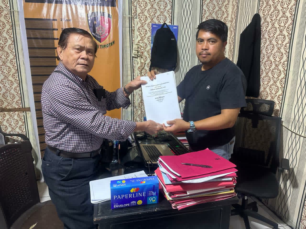 Abraham Mambu, saat melaporkan kasus dugaan penyerobotan tanah di Polres Minahasa