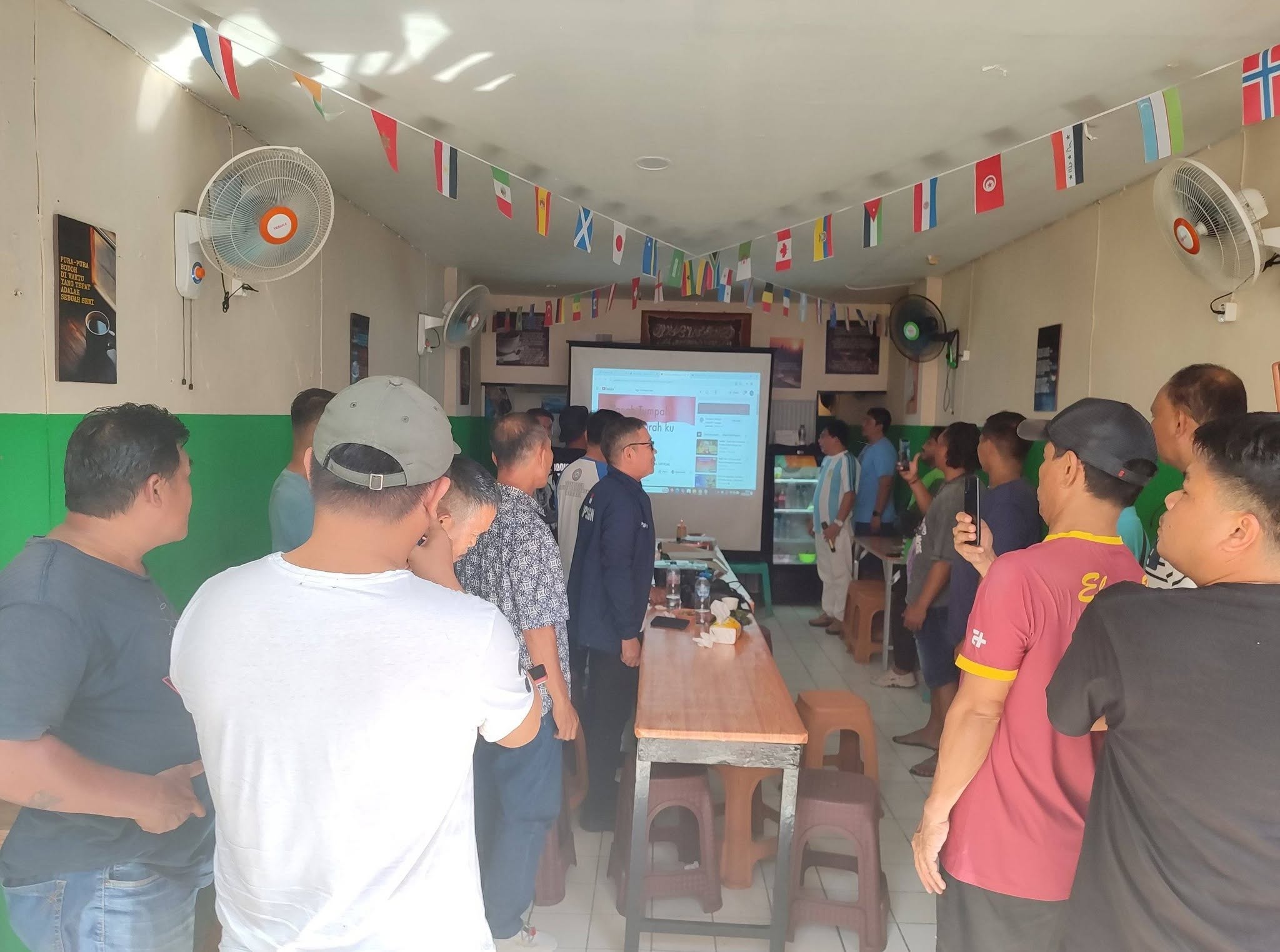 Aswin Nobar Suasana Nobar Gelaran KSPSI AGN di Warkop Plaza Manado