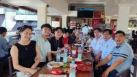 James Karinda dan teman-teman sedang bincang-bincang dengan pemuda GMIM Alfa Omega dan New York-New Jersey, di Rumkop K8 Sario Manado
