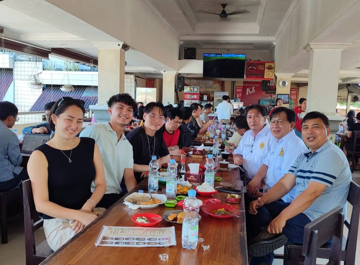 Diskusi James Karinda dan teman-teman sedang bincang-bincang dengan pemuda GMIM Alfa Omega dan New York-New Jersey, di Rumkop K8 Sario Manado