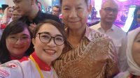 Ketua DPD Srikandi Jaga Desa Sulawesi Utara, Gresty Natalia Maria Massie saat swafoto dengan Hashim S, Djojohadikusumo