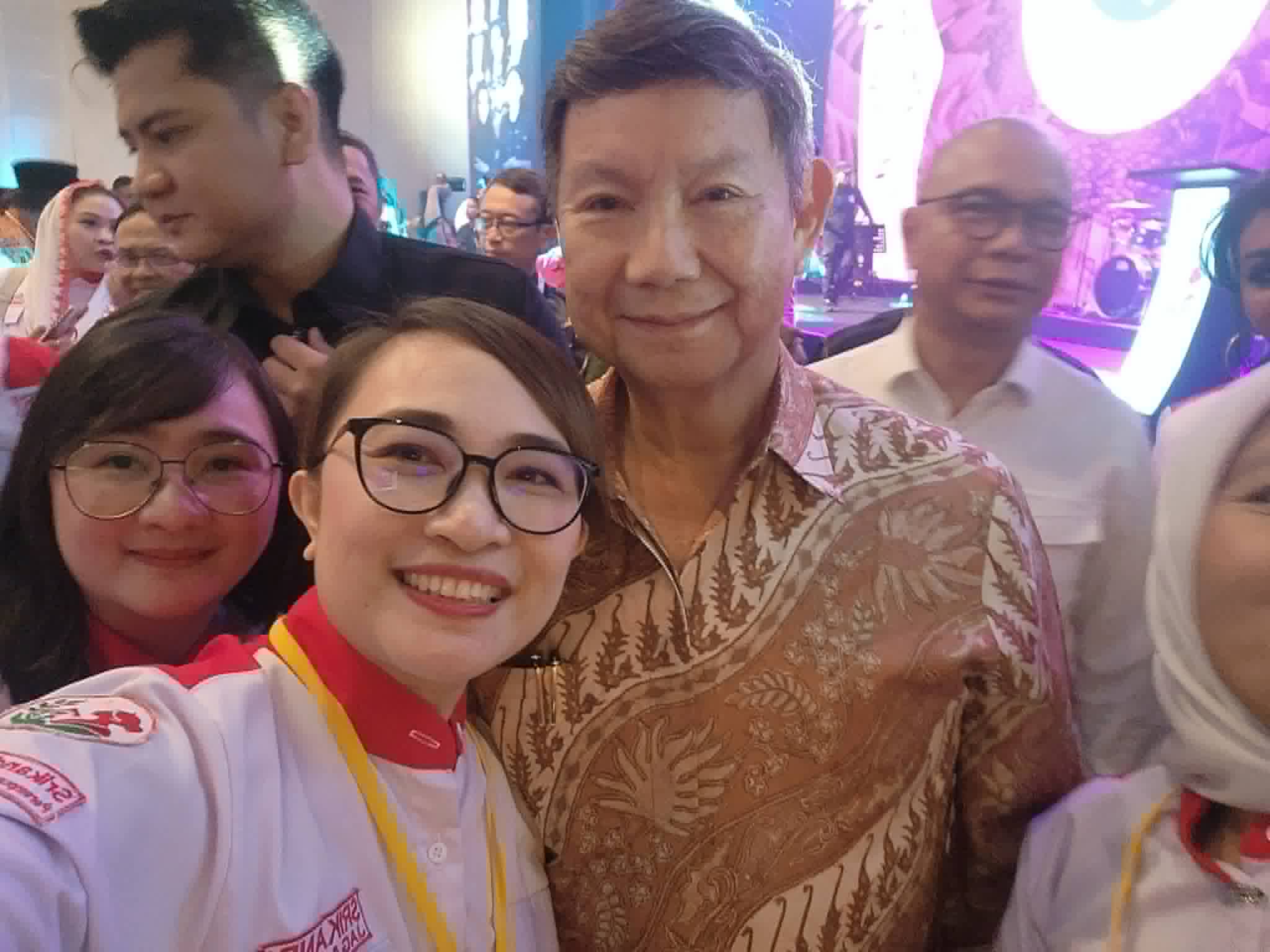 Aswin-Gresty2 Ketua DPD Srikandi Jaga Desa Sulawesi Utara, Gresty Natalia Maria Massie saat swafoto dengan Hashim S, Djojohadikusumo