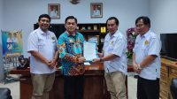 Pengurus LP2KP Sulut saat melaporkan keberadaan organisasi ini ke Kaban Kesbangpol Sulut, Johnny Alexander Suak, SE, M.Si
