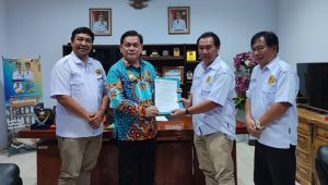 Pengurus LP2KP Sulut saat melaporkan keberadaan organisasi ini ke Kaban Kesbangpol Sulut, Johnny Alexander Suak, SE, M.Si