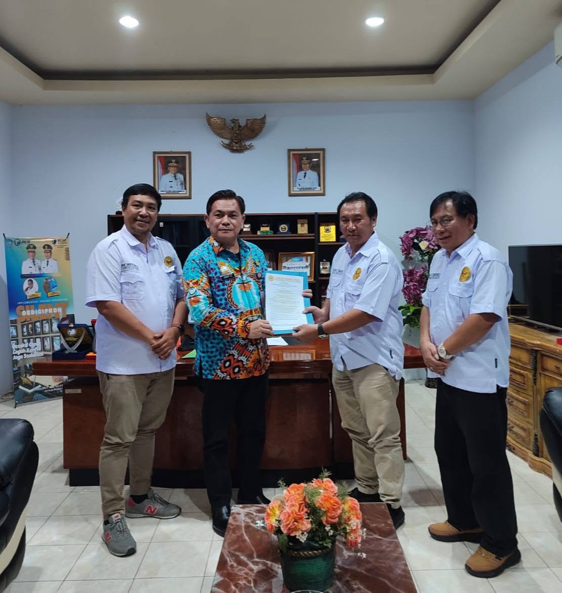 Aswin LP2KP Pengurus LP2KP Sulut saat melaporkan keberadaan organisasi ini ke Kaban Kesbangpol Sulut, Johnny Alexander Suak, SE, M.Si