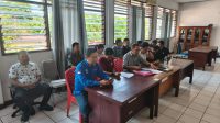 MEDIASI - Sekretaris FSP NIBA SPSI Sulut, Johanes George bersama karyawan Sintesa Peninsula Hotel Manado yang terancam di PHK sepihak oleh manajemen hotel tersebut, saat berada di Kantor Disnakertrans Sulut