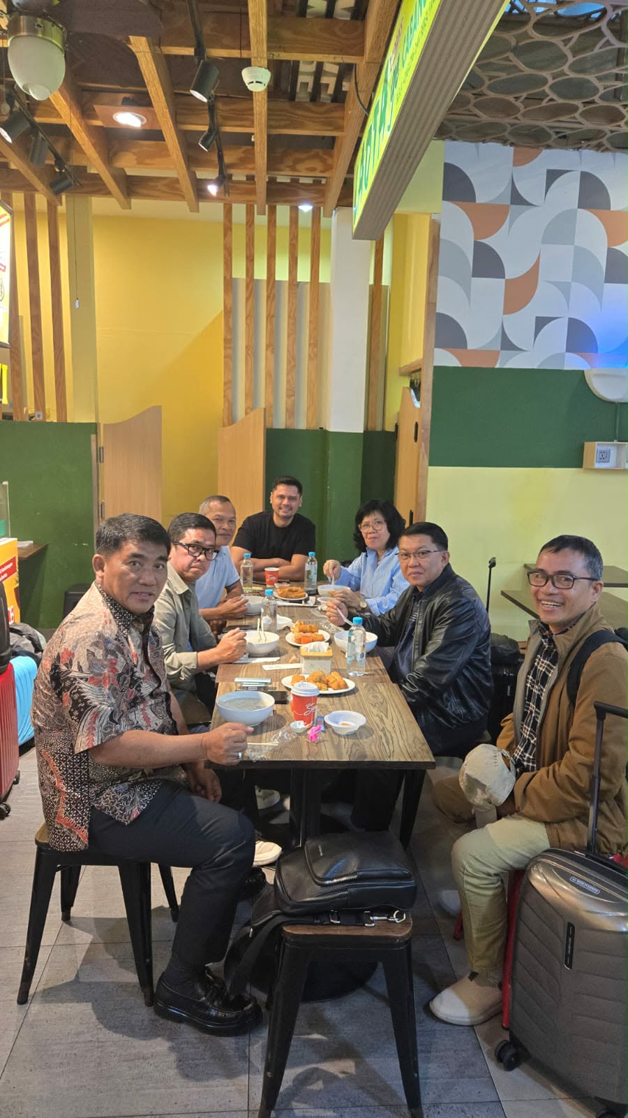 SBANL deng YSK MAKAN BUBUR- Pertemuan Gubernur Sulut, Yulius Selvanus, SE dan anggota DPD RI, Ir Stefanus BAN Liow, MAP sambil makan bubur bersama