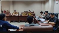 Dialog Ketua DPRD Sulut, Fransiscus Andi Silangen dengan delegasi Koalisi Besar Perjuangan Buruh Indonesia, di Ruang Komisi 1 DPRD Sulut, Selasa (29/09/2026)
