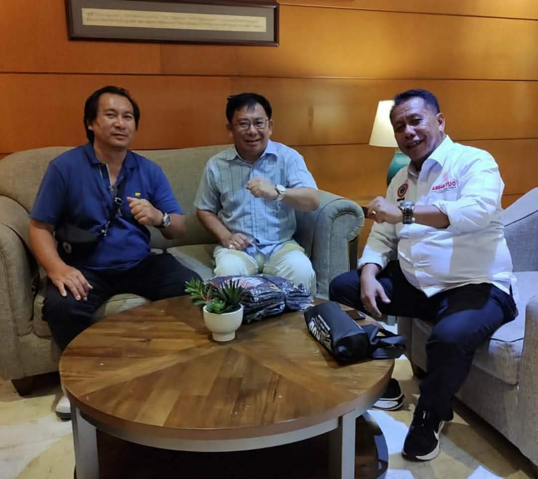 RAPAT - Bendahara KSPSI Sulut, Arthur Timbuleng, Sekretaris DPD KSPSI Sulut, Aswin Lumintang dan Kepala Sekretariat Koalisi Besar Perjuangan Buruh Indonesia, Ahmad Supriadi, SE
