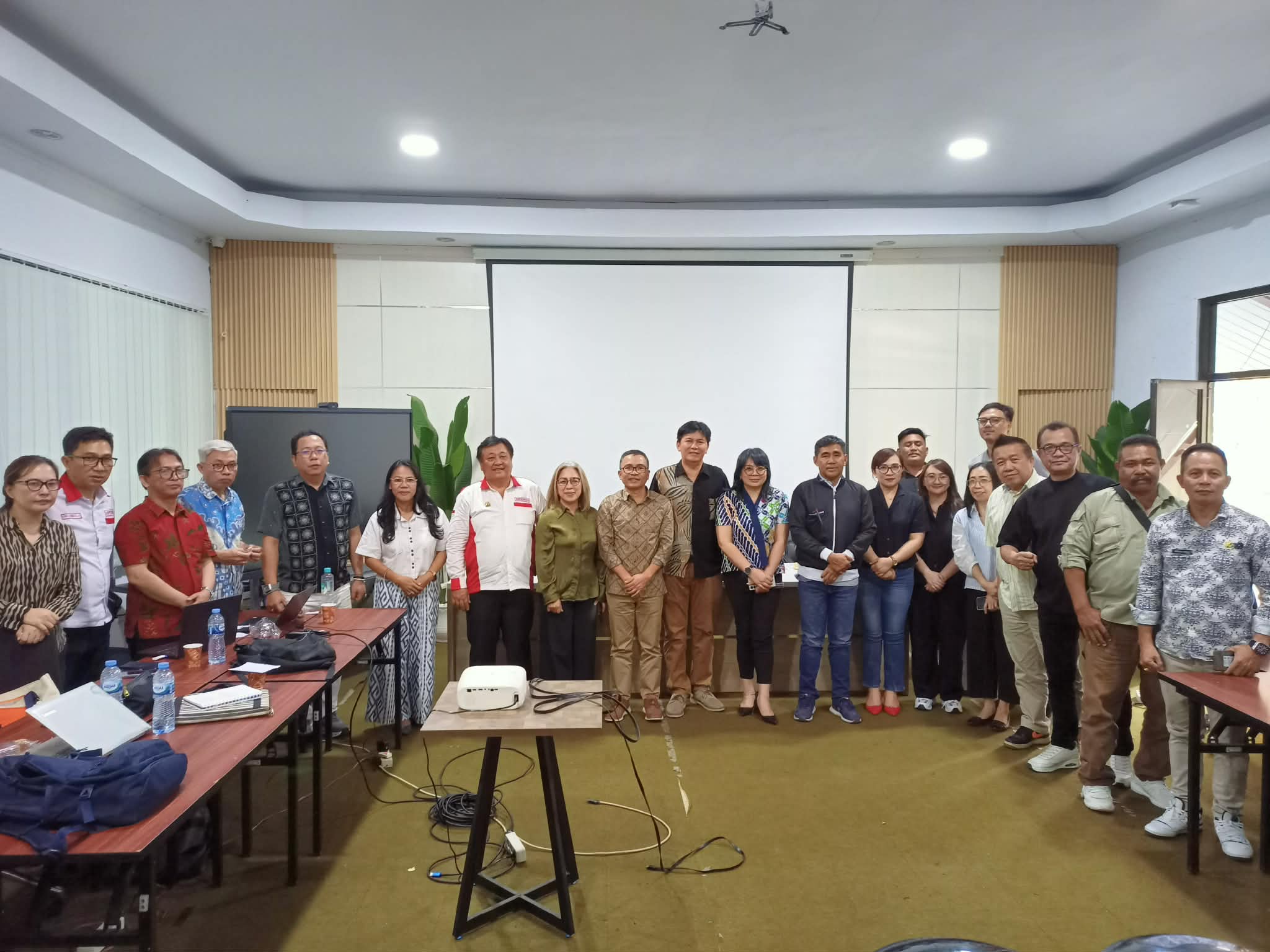 Aswin Senator1 PELATIHAN -Kegiatan Penguatan Peran BPD Bersinergi Dengan Pemerintah Desa (Optimalisasi Pelaksanaan Program Jaga Desa Kejaksaan Tinggi Sulut dan DPD ABPEDNAS Sulut Bekerjasama Dengan BPMP Sulut, Pemprov Sulut, FISIP Unsrat dan DPD Desa Bersatu Sulut ditutup Ketua DPD ABPEDNAS Sulut, Stefanus BAN Liow.