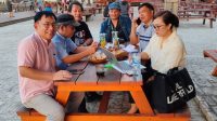 NGOPI SORE - Bincang sore beberapa aktivis, jurnalis dan Ketua DPD Srikandi Jaga Desa Sulut, Ns Gresty Natalia M. Masie, M.Kep, Sp.Kep.MB di kawasan Megamas