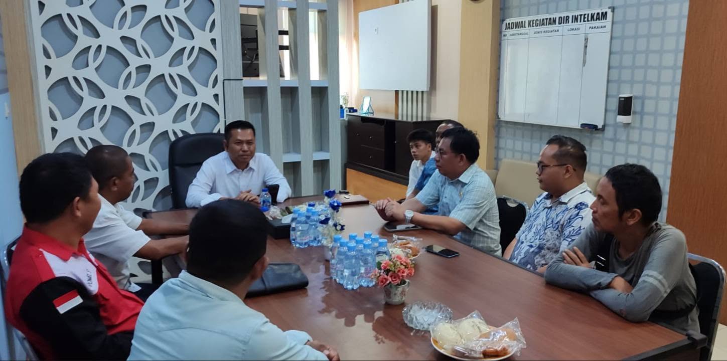Bersama Dirintelkam Polda Sulut Kombes Pol Malpa Malacoppo, S.H., S.I.K., M.I.K melakukan Diskusi Banyak Kasus Buruh Pekerja. Termasuk Demo yang akan Dilakukan Koalisi Besar Perjuangan Buruh Indonesia (KBPBI) secara Nasional, di Jakarta Mengerahkan 20 ribu Buruh Pekerja