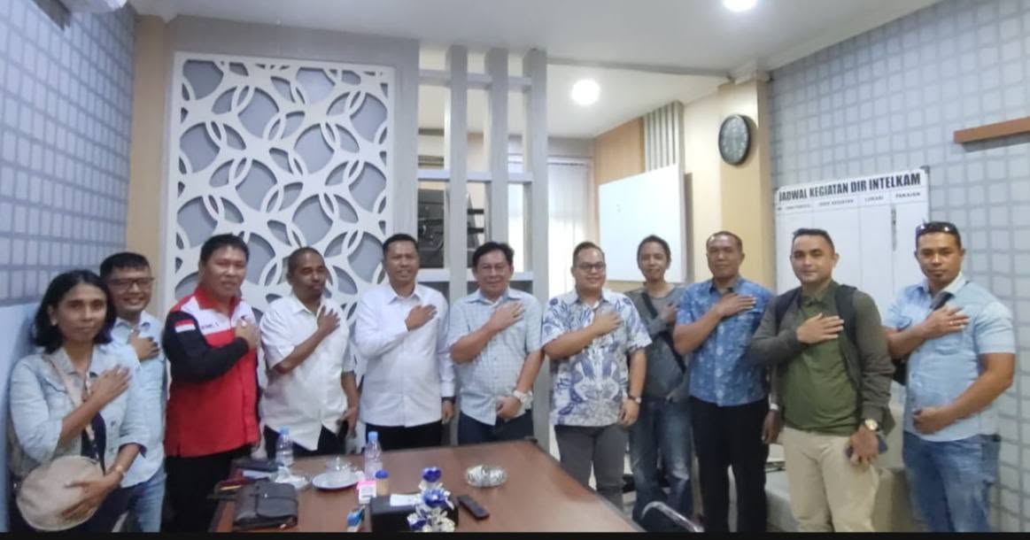 Dirintel Polda1 Ketua Wilayah KASBI Sulut, Fanuel Nalang, SH bersama beberapa pimpinan Serikat Buruh Pekerja melakukan pertemuan dengan Dirintelkam Polda Sulut, Kombes Pol Malpa Malacoppo, SH, SIK, MIK di Mapolda Sulut belum lama ini