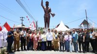 Remboken Foto bersama di Patung Pahlawan Revolusi Kapten Czi. (Anumerta) Pierre Andries Tendean seusai diresmikan Wagub Sulut, Dr Victor Mailangkay