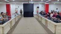 Aswin Dialog Pimpinan Serikat Buruh Pekerja yang tergabung Koalisi Besar Perjuangan Buruh Indonesia saat dialog dengan Kaban Kesbangpol Sulut, Johnny Suak, Tim Ahli Gubernur, Tommy Sampelan dan Lucky Ch Sanger dan Pejabat Pemprov lainnya