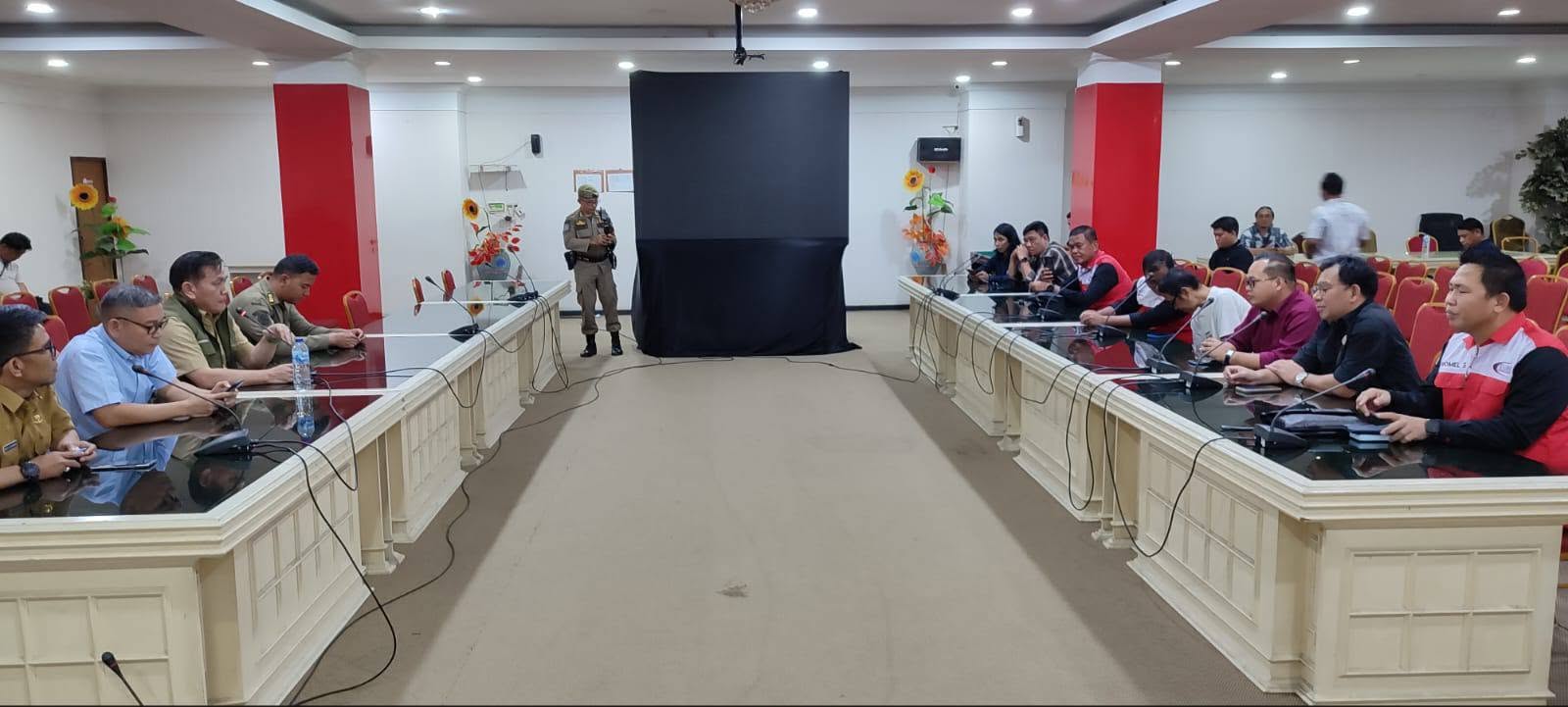 Aswin Dialog Pimpinan Serikat Buruh Pekerja yang tergabung Koalisi Besar Perjuangan Buruh Indonesia saat dialog dengan Kaban Kesbangpol Sulut, Johnny Suak, Tim Ahli Gubernur, Tommy Sampelan dan Lucky Ch Sanger dan Pejabat Pemprov lainnya