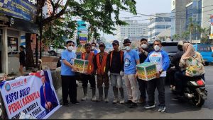 DPD KSPSI Sulut bersama PD FSP PPMI SPSI Sulut saat pembagian masker dan kebutuhan pokok ke pekerja