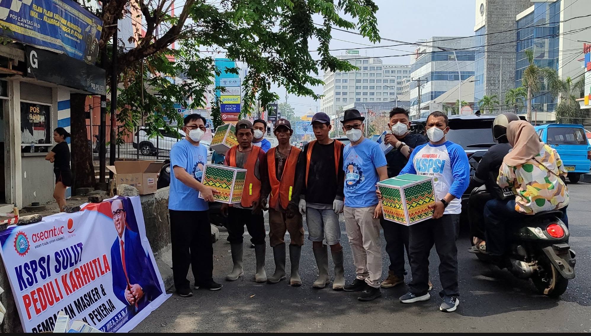 DPD KSPSI Sulut bersama PD FSP PPMI SPSI Sulut saat pembagian masker dan kebutuhan pokok ke pekerja