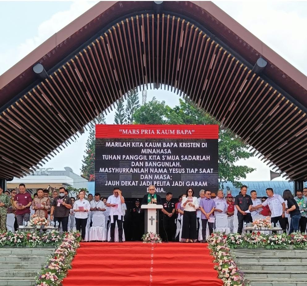 Puncak HUT ke 64 Pria Kaum Bapa (P/KB) Sinode GMIM diadakan dalam bentuk Ibadah yang dipimpin Pdt Janny Rende, M.Th, Wakil Ketua Sinode GMIM Bidang Ajaran dan Tata Gereja, di Lapangan Dr Sam Ratulangi, Taman God Bless, Tondano, Kabupaten Minahasa.
