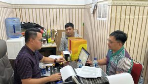Aswin Lumintang, Pimred manadotribune.com saat dimintai keterangan di Polda Sulut didampingi Kuasa Hukum, Imanuel Dariwu, SH