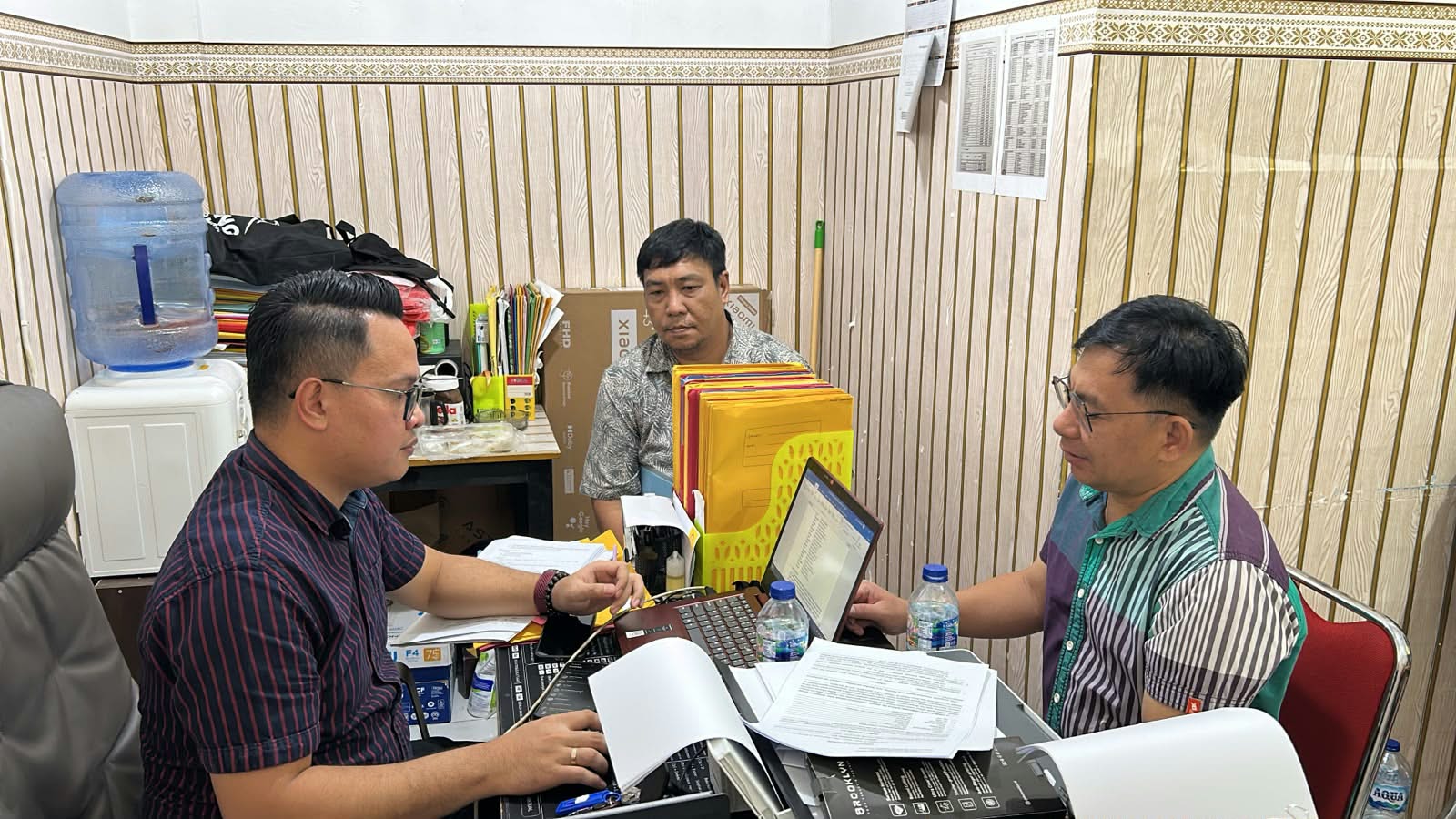 Aswin Polda Aswin Lumintang, Pimred manadotribune.com saat dimintai keterangan di Polda Sulut didampingi Kuasa Hukum, Imanuel Dariwu, SH