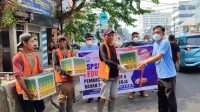 DPD KSPSI Sulut bersama Ketua Tommy Sampelan, SE dan Aswin Lumintang, S.Sos serta pengurus lainnya membagikan bahan kebutuhan pokok dan 1000 masker ke buruh pekerja