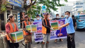 DPD KSPSI Sulut bersama Ketua Tommy Sampelan, SE dan Aswin Lumintang, S.Sos serta pengurus lainnya membagikan bahan kebutuhan pokok dan 1000 masker ke buruh pekerja